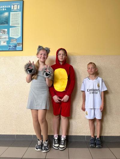 Trójka uczniów z klasy 4b w przebraniach (piłkarz, misie).