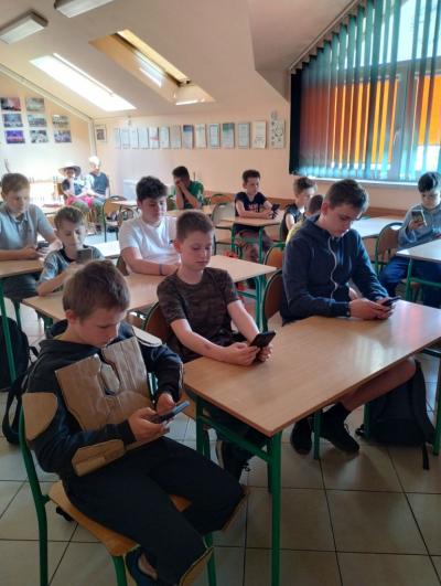 Uczestnicy konkursu rozwiązują test dotyczący Aleksandra Kosiby z wykorzystaniem aplikacji Kahoot.