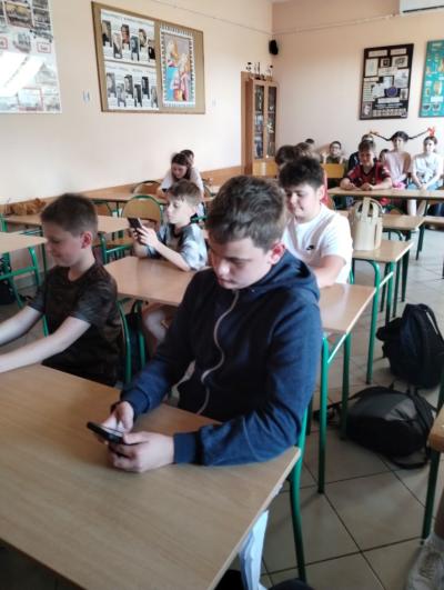 Uczestnicy rozwiązują test online..