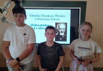 Laureaci konkursu na tle zdjęcia patrona szkoły. Laureaci konkursu na tle zdjęcia patrona szkoły.