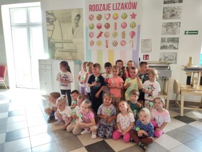 Dzieci z grupy Misie trzymają własnoręcznie wykonane lizaki