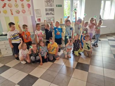 Grupa Leśne Duszki z własnoręcznie wykonanymi lizakami.