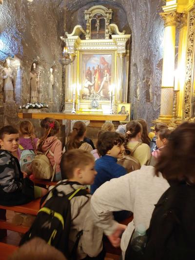 Dzieci zwiedzają kopalnię soli w Bochni