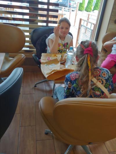 Dzieci przy stoliku w Mc Donald s