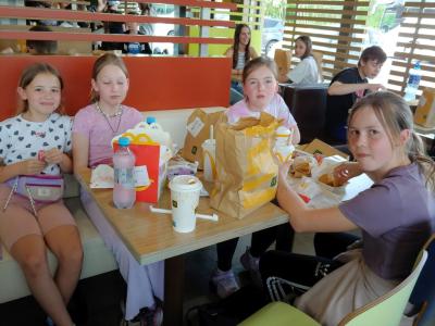 Dzieci przy stoliku w Mc Donald s
