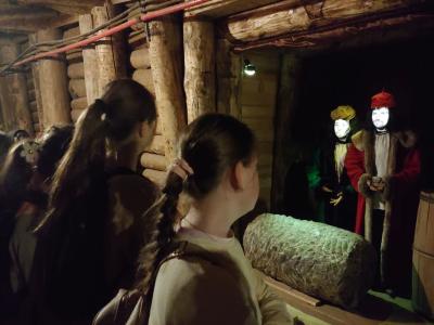 Dzieci zwiedzają kopalnię soli w Bochni
