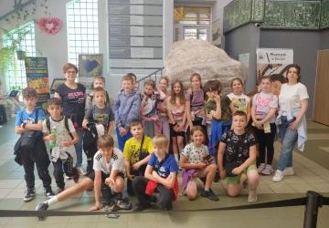 Zdjęcie grupowe dzieci podczas wycieczki w kopalni soli. Zdjęcie grupowe dzieci podczas wycieczki w kopalni soli.