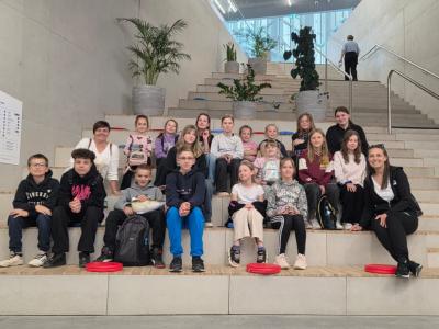 Grupa uczniów z grupy projektowej na zdjęciu grupowym