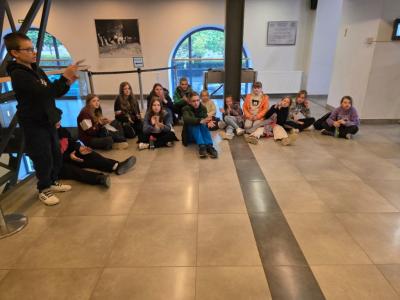 Uczniowie po zwiedzaniu kopalni soli w Wieliczce