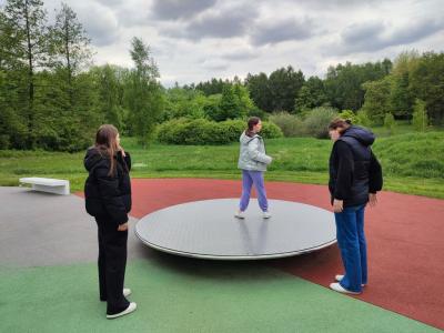 Uczniowie w czasie eksperymentowania w Ogrodzie Doświadczeń