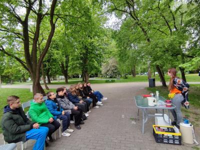 Uczniowie w czasie eksperymentowania w Ogrodzie Doświadczeń