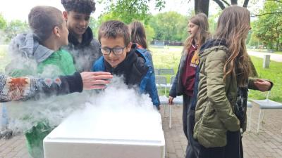 Uczniowie w czasie warsztatów chemicznych