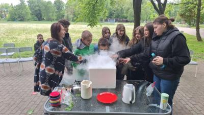 Uczniowie w czasie warsztatów chemicznych