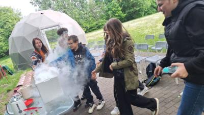 Uczniowie w czasie warsztatów chemicznych