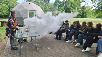 Uczniowie w czasie warsztatów chemicznych