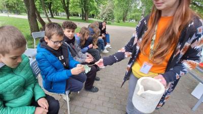 Uczniowie w czasie warsztatów chemicznych