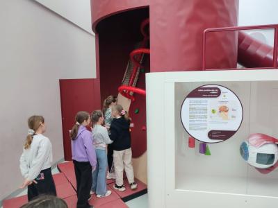 Uczniowie w czasie zwiedzania Centrum Nauki Cogiteon