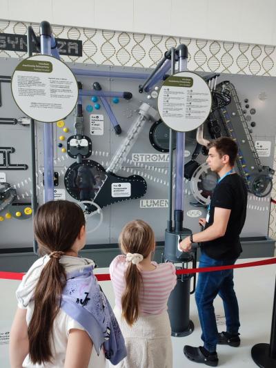 Uczniowie w czasie zwiedzania Centrum Nauki Cogiteon
