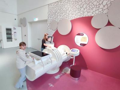 Uczniowie w czasie zwiedzania Centrum Nauki Cogiteon