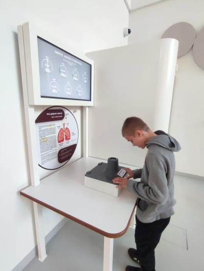 Uczniowie w czasie zwiedzania Centrum Nauki Cogiteon