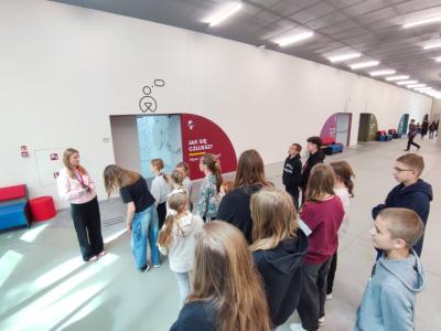 Uczniowie w czasie zwiedzania Centrum Nauki Cogiteon