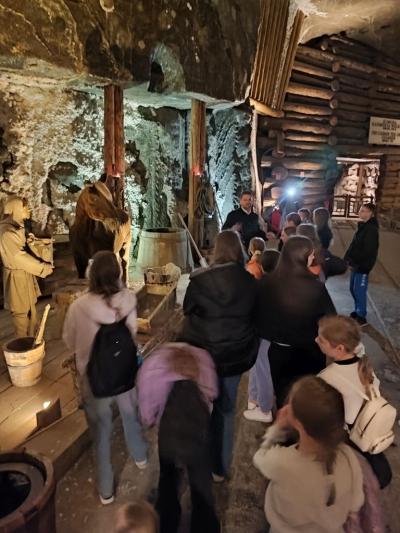 Uczniowie w czasie zwiedzania kopalnii soli w Wieliczce