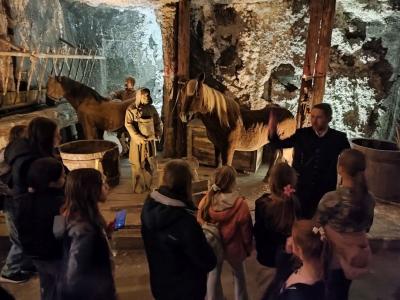 Uczniowie w czasie zwiedzania kopalnii soli w Wieliczce