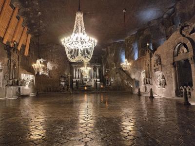 Uczniowie w czasie zwiedzania kopalnii soli w Wieliczce