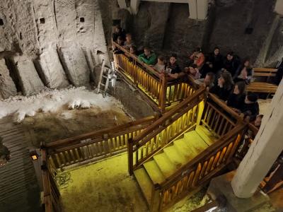 Uczniowie w czasie zwiedzania kopalnii soli w Wieliczce