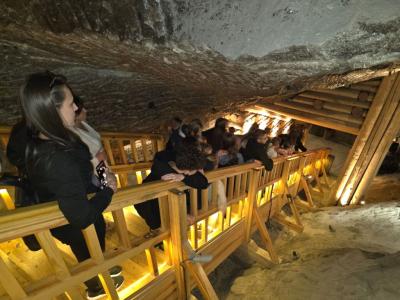 Uczniowie w czasie zwiedzania kopalnii soli w Wieliczce