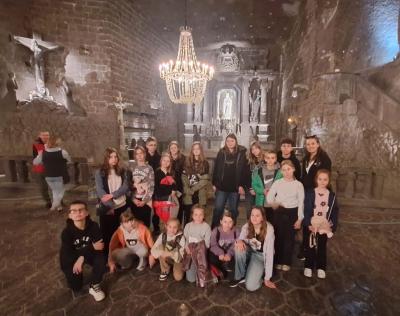 Uczniowie w czasie zwiedzania kopalnii soli w Wieliczce