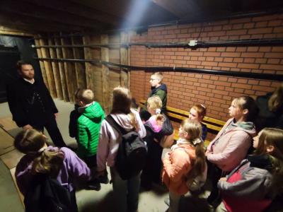 Uczniowie w czasie zwiedzania kopalnii soli w Wieliczce