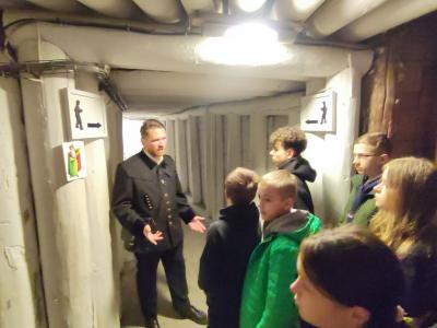 Uczniowie w czasie zwiedzania kopalnii soli w Wieliczce