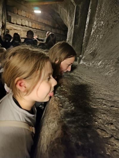 Uczniowie w czasie zwiedzania kopalnii soli w Wieliczce