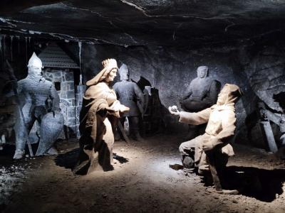 Uczniowie w czasie zwiedzania kopalnii soli w Wieliczce