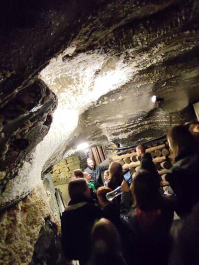 Uczniowie w czasie zwiedzania kopalnii soli w Wieliczce