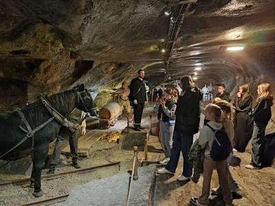 Uczniowie w czasie zwiedzania kopalnii soli w Wieliczce