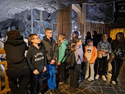 Uczniowie w czasie zwiedzania kopalnii soli w Wieliczce