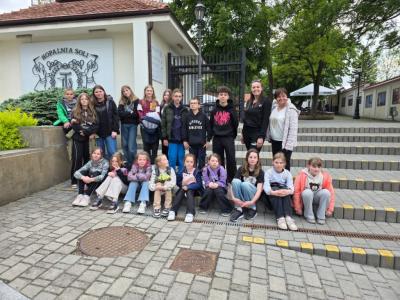 Uczniowie z grupy projektowej na zdjęciu grupowym