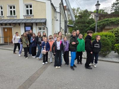 Zdjęcie grupowe uczniow z projektu