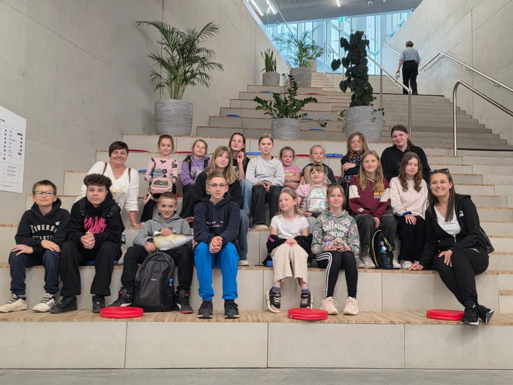 Grupa uczniów z grupy projektowej na zdjęciu grupowym Grupa uczniów z grupy projektowej na zdjęciu grupowym