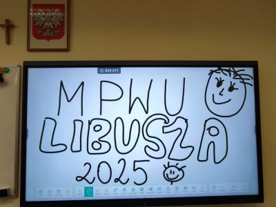 Ekran tablicy interaktywnej z nazwą projektu i szkoły.