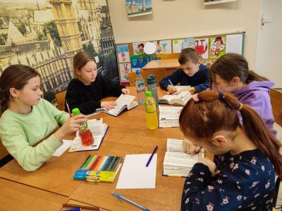 Grupa projektowa na zajęciach kreatywnych