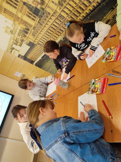 Grupa projektowa na zajęciach kreatywnych