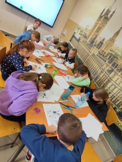 Grupa projektowa na zajęciach kreatywnych