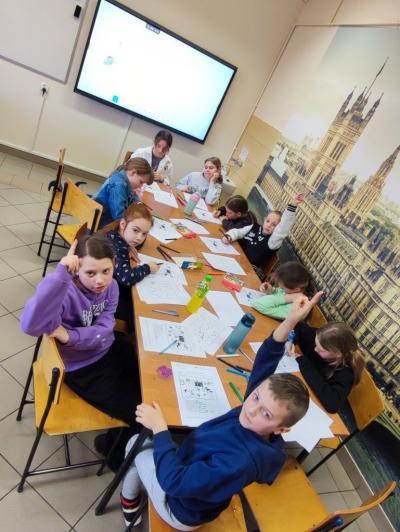 Grupa projektowa na zajęciach kreatywnych