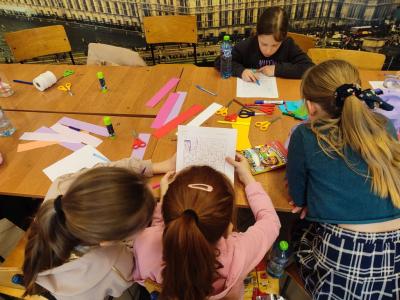 Grupa projektowa na zajęciach kreatywnych