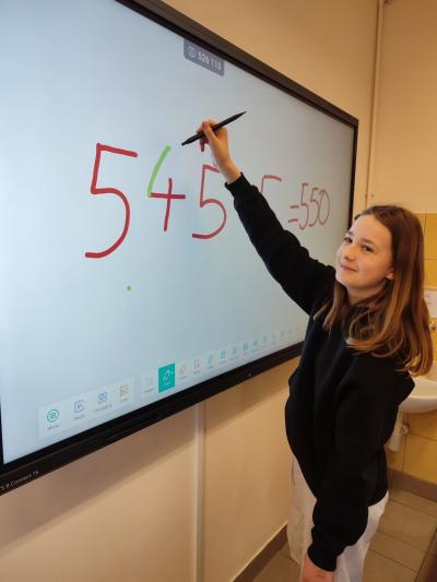 Uczennica wykonuje kretaywne zadania matematyczne