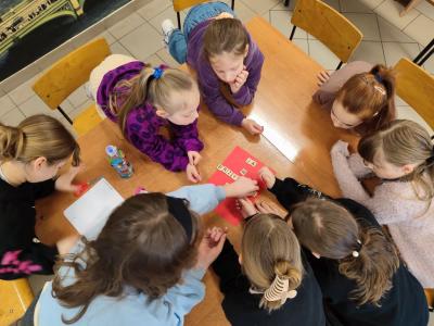 Uczniowie układają wyrazy z liter- praca grupowa.
