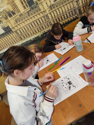 Uczniowie wyszukuja różnice na karcie pracy